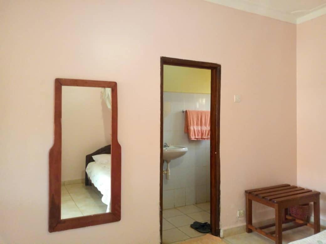 Hotel The Royal Pentagon Hoima Exteriér fotografie